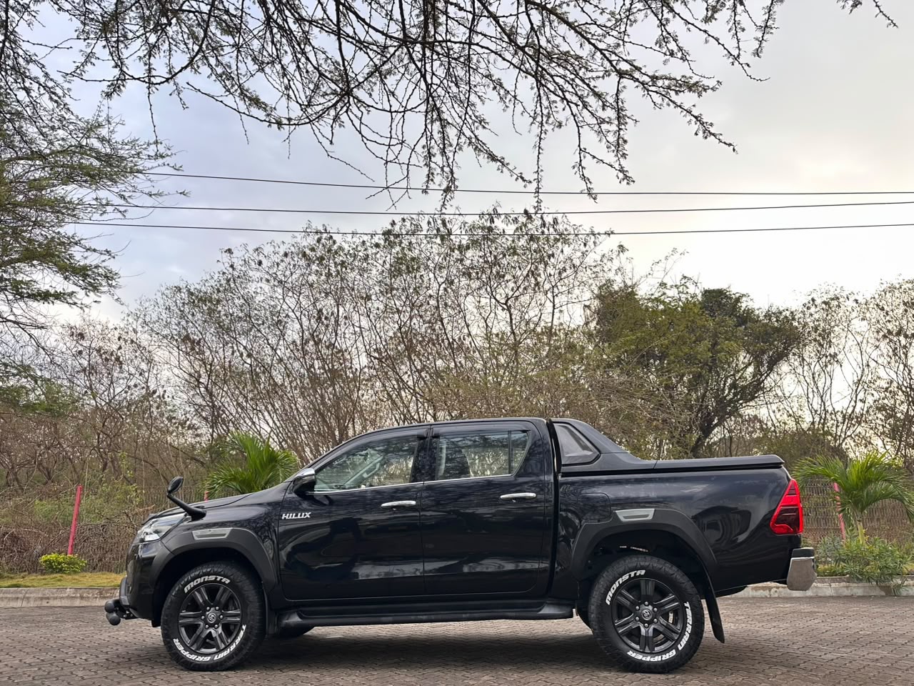 TOYOTA HILUX DOUBLE CABIN thumbnail 6